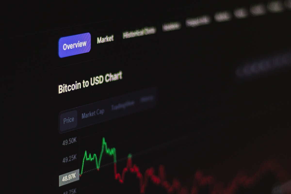 Tableau de bord d'analyse de marché Bitcoin montrant les flux ETF institutionnels et les indicateurs on-chain
